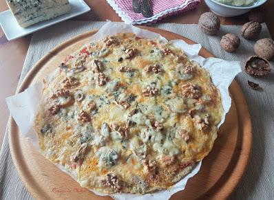Pizza con masa de coliflor y almendras y con queso azul y nueces #lunessincarne