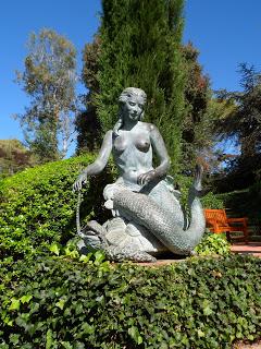 Escultura sugestiva de bronce en los jardines de Santa  Clotilde en Lloret de Mar