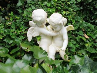Escultura graciosa de los angelitos en los jardines  de Santa  Clotilde. Lloret de Mar