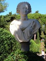 Busto de líneas clásicas en los jardines de Santa  Clotilde en Lloret de Mar