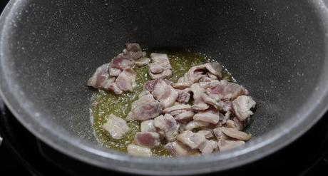 Calabaza con Panceta en la Olla GM Echamos la panceta en la olla y rehogamos bien