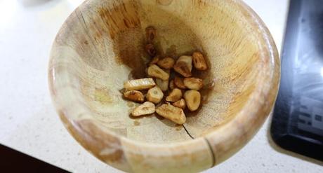 Calabaza con Panceta en la Olla GM Ponemos en la cubeta el aceite y sofreímos los ajos