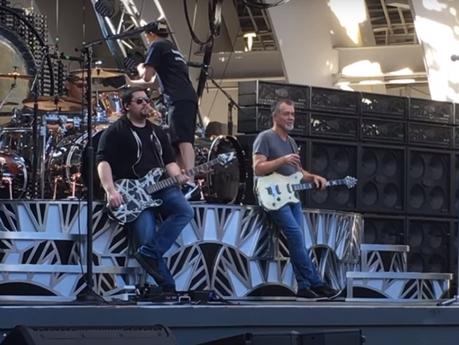 Wolfgang Van Halen debuta como solista con un conmovedor homenaje a su padre