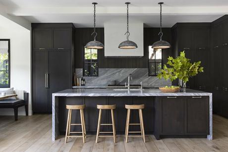 wicker patio furniture surf-inspired décor sliding glass doors outdoor fireplace open floor plan Newport Beach moody color scheme interiores abiertos interactive rooms industrial details gray sectional sofa estilo californiano decoración moderna decoración americana coastal décor charcoal gray decor california brass accessories backyard decor  