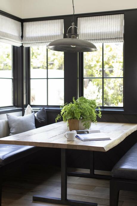 wicker patio furniture surf-inspired décor sliding glass doors outdoor fireplace open floor plan Newport Beach moody color scheme interiores abiertos interactive rooms industrial details gray sectional sofa estilo californiano decoración moderna decoración americana coastal décor charcoal gray decor california brass accessories backyard decor  