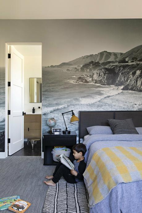 wicker patio furniture surf-inspired décor sliding glass doors outdoor fireplace open floor plan Newport Beach moody color scheme interiores abiertos interactive rooms industrial details gray sectional sofa estilo californiano decoración moderna decoración americana coastal décor charcoal gray decor california brass accessories backyard decor  