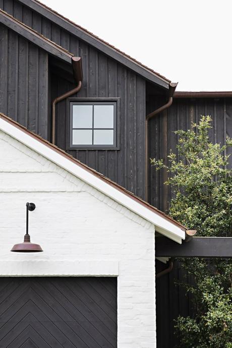 wicker patio furniture surf-inspired décor sliding glass doors outdoor fireplace open floor plan Newport Beach moody color scheme interiores abiertos interactive rooms industrial details gray sectional sofa estilo californiano decoración moderna decoración americana coastal décor charcoal gray decor california brass accessories backyard decor  