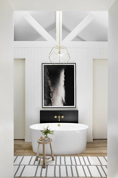 wicker patio furniture surf-inspired décor sliding glass doors outdoor fireplace open floor plan Newport Beach moody color scheme interiores abiertos interactive rooms industrial details gray sectional sofa estilo californiano decoración moderna decoración americana coastal décor charcoal gray decor california brass accessories backyard decor  