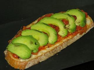 TOSTA DE MERMELADA DE TOMATES CHERRY Y AGUACATE