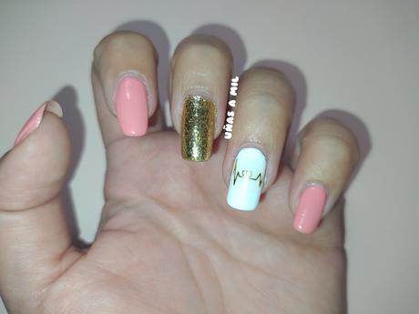 Diseño de uñas elegante en rosa y dorado