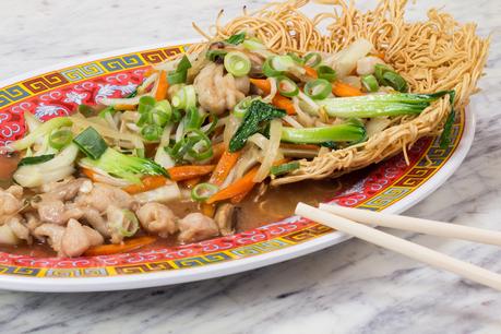 Hong Kong 70, el restaurante chino callejero del Madrid castizo Tallarines crujientes con pollo y verdura en el restaurante chino Hong Kong 70
