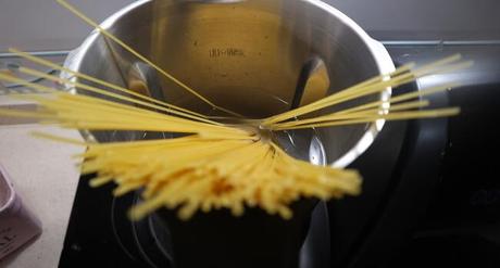 Espaguetis con Salsa de Queso Azul en Mambo Ponemos la pasta en la jarra y cocemos
