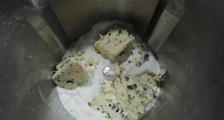 Echamos la nata de cocinar y el queso en la jarra y cocinamos