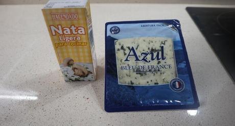 Los ingredientes necesarios para hacer la salsa de queso azul con mambo de Cecotec
