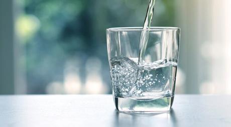 Se vierte agua en un vaso