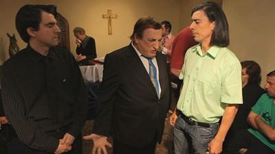 Julián Teurláis, Javier Gurruchaga y Kiko Gutiérrez, en un fotograma de ABRÁZAME.