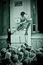 Rebautizan una plaza y lo ven miles de personas en un momento #acampadavalencia Rebautizan una plaza y lo ven miles de personas en un momento #acampadavalencia