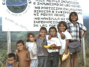 Niños de la comunidad de San José de Apartado, donde tuvo lugar una matanza por parte de militares, según testigos. © Particular