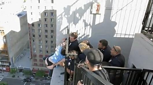 Un policía salva la vida a un suicida sujetándole por los calzoncillos