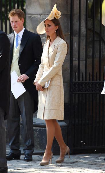 Boda de Zara Phillips, nieta de Isabel de Inglaterra y Mike Tindall. Catalina, Duquesa de Cambridge, repite modelo Boda de Zara Phillips, nieta de Isabel de Inglaterra y Mike Tindall. Catalina, Duquesa de Cambridge, repite modelo