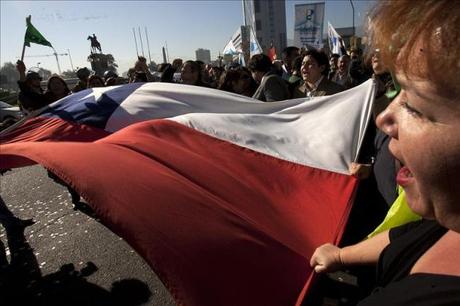 Movilh Chile denuncia homofobia de grupos neonazi en marcha por la familia