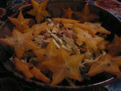 Ensalada de col, carambola y nuez de la india