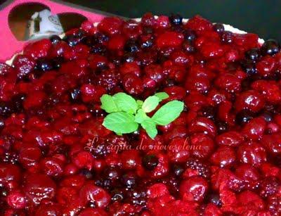 Tarta crema de orujo y frutas del bosque