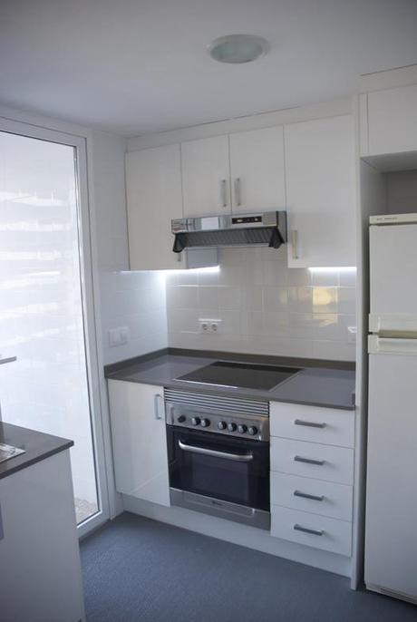 proyectos três: el DESPUÉS de un apartamento en la playa cocina1