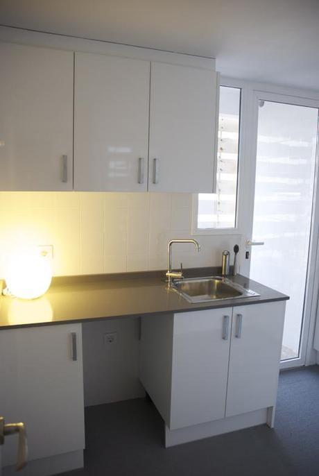 proyectos três: el DESPUÉS de un apartamento en la playa cocina3