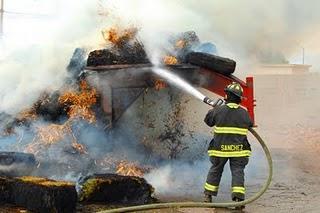 Los bomberos del parque de Almadén sofocan un incendio en una nave de Agudo