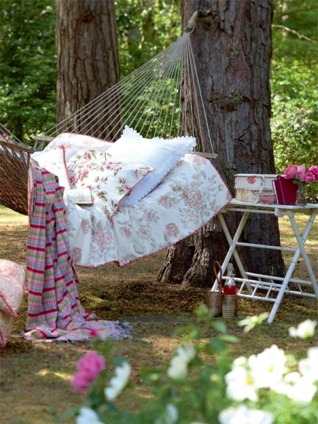 útiles de pic nic plaids de flores plaids de cuadros muebles de jardín mantas de picnic de flores hamaca fotografías estilo de vida fotografía life style estilo romántico estilismo de interiores diseño de exteriores decoración estilo romántico almohada blanca accesorios para picnic accesorios de jardín 