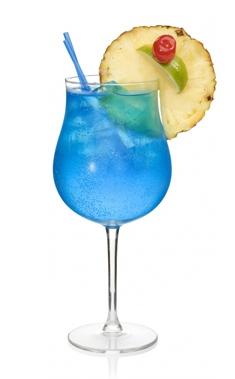 Más de cockteles con Curaçao azul.