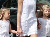 Dña. Letizia llega Naútico Palma minivestido blanco sandalias planas