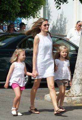 Dña. Letizia llega al Naútico de Palma con un minivestido blanco y sandalias planas