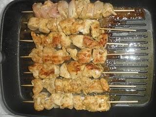 Brochetas de pollo marinadas al estilo mediterráneo