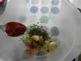 Brochetas de pollo marinadas al estilo mediterráneo