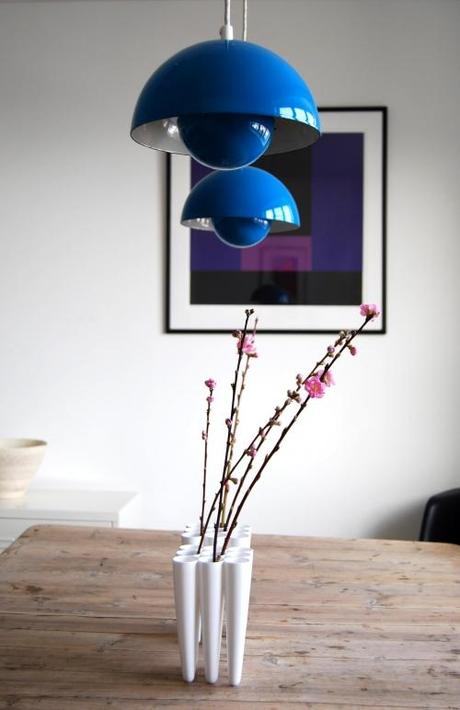 Dos lamparas flower pot en azul eléctrico sobre la mesa