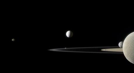 Cassini capta cinco lunas de Saturno (y sus anillos)