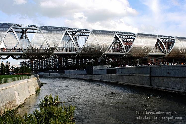Fotografía del nuevo puente construído sobre el río Manzanares de Madrid, en la zona conocida ahora como Madrid Río, con estructura como de ADN