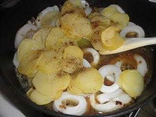 Guiso de calamares con pasas y piñones