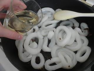 Guiso de calamares con pasas y piñones