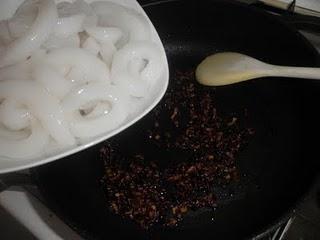 Guiso de calamares con pasas y piñones