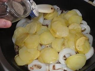 Guiso de calamares con pasas y piñones