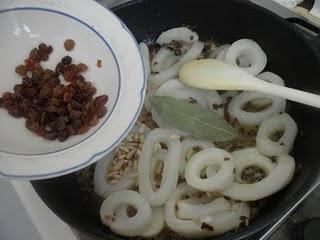 Guiso de calamares con pasas y piñones