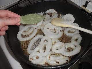 Guiso de calamares con pasas y piñones