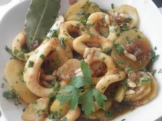 Guiso de calamares con pasas y piñones