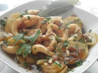 Guiso de calamares con pasas y piñones