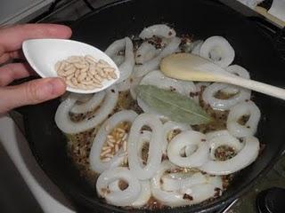 Guiso de calamares con pasas y piñones