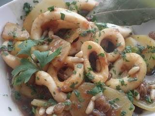 Guiso de calamares con pasas y piñones