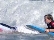 Enseña surfear David Beckham hijo Brooklyn playas Malibu